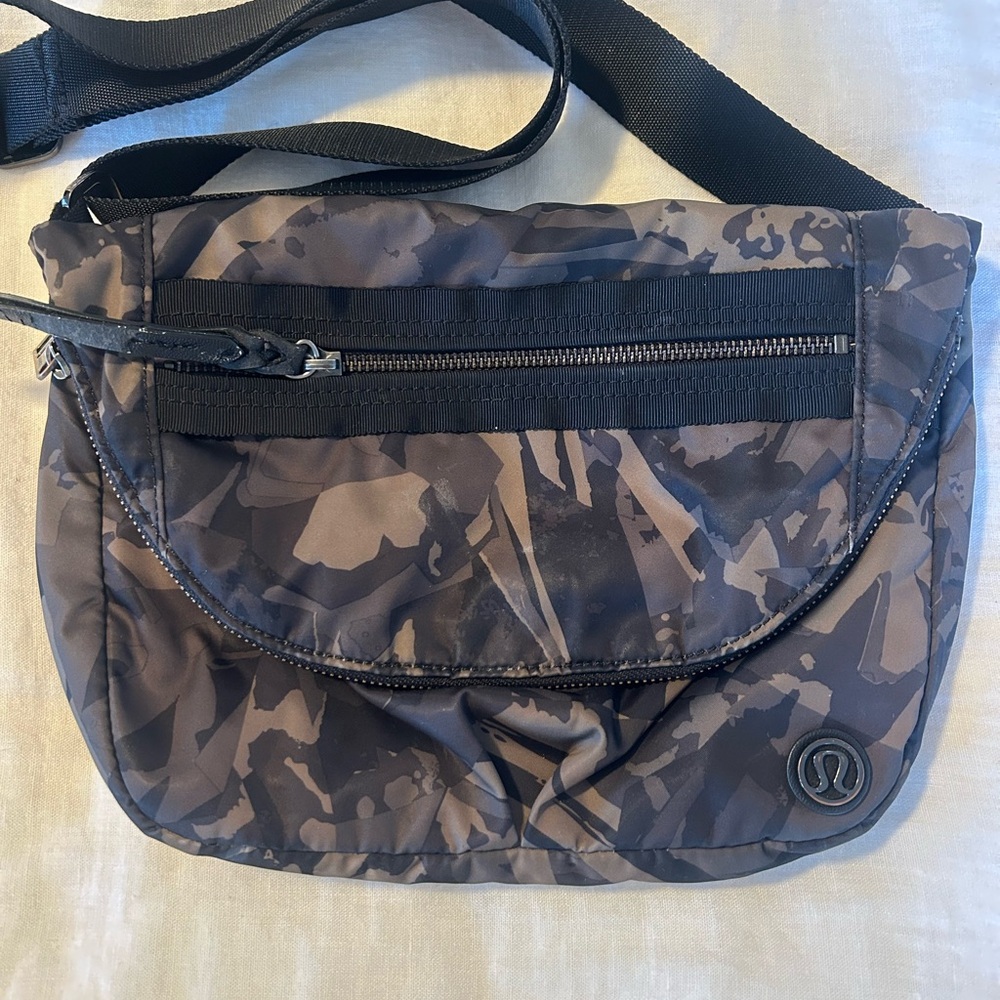 lululemon athletica 5l All night Festival Bag Woodland Camo